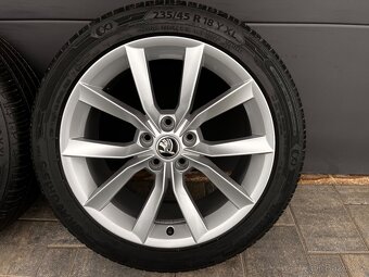 Originál Škoda Superb 235/45 r18 - 6