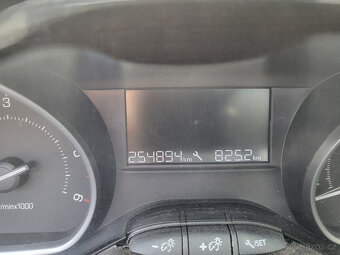 Peugeot 208 - 6