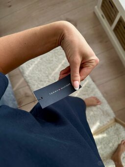 TOMMY HILFIGER TMAVĚ MODRÉ ŠATY - 6