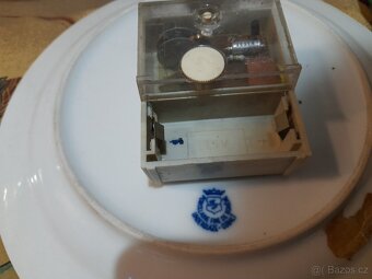Prodám staré kuchyňské hodiny porcelánový talíře - - 6