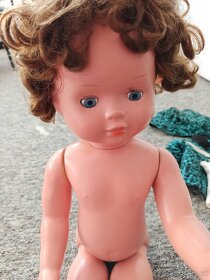 Starožitná hrací a mrkací panenka - 6