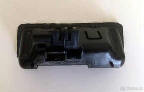 Zbytky dílů BMW E61 - kryt kufru, madlo dveří, spínač kufru - 6