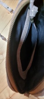 Zlatá kožená crossbody kabelka PIECES - 6