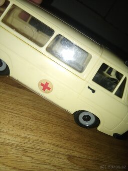 Stará retro hračka škoda 1203 sanita kaden angličak - 6