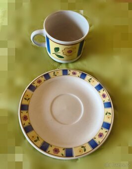 Sady barevných hrnečků na kávu s podšálkem a dezertním talíř - 6