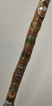 Stará dřevěná hůl 86 cm s turistickými štítky. - 6