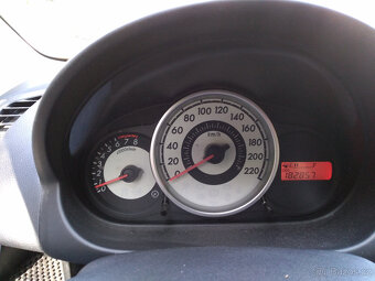Prodám Mazda 2 1.3 63Kw benzín, r. 2009, nová v ČR. - 6