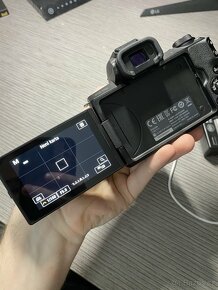 Canon EOS M50 + setový Canon 15-45mm, 3x baterka, EF adaptér - 6