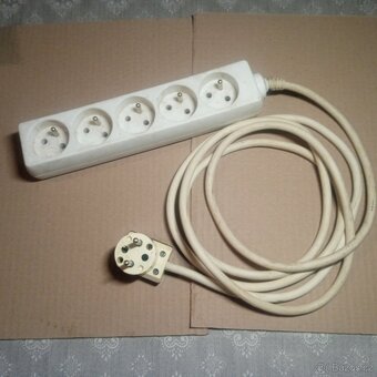 Prodám prodlužovací kabel na 230V s 5-zasuvkou - 6
