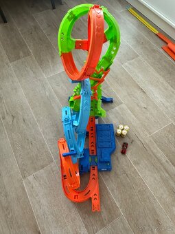 Hot Wheels dráha se čtyřmi smyčkami - 6