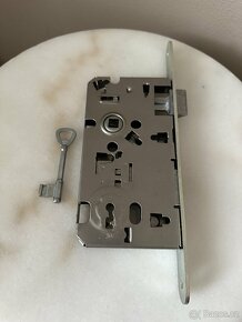 Nový zadlabávací zámek ASSA ABLOY - 6
