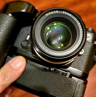 Nikon FE + MF 50/1.8 AI + grip a blesk - 6