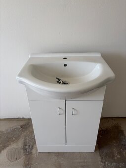 Koupelnová skříňka s umyvadlem - 6