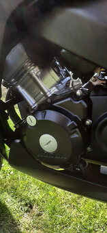 Honda CBR 125 R nové obě pneu, nová stk - 6