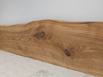 Postel z masivu s přírodní hranou - 6