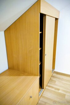 Atypická vestavná šatní skříň - 6
