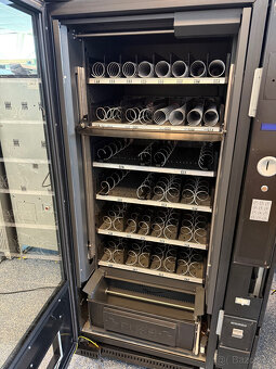 Prodám prodejní automat značky Vendo Sanden - 6