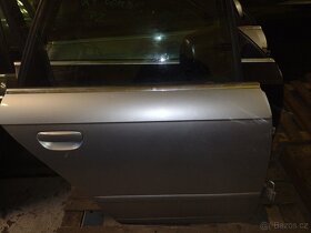 Audi A4 B7 combi stříbrne pravé přední a pravé zadní dveře - 6