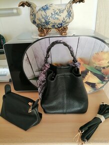 2 kabelky Guess v jednom s popruhem. - 6