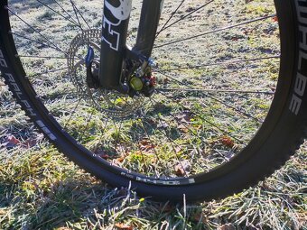 KARBONOVÉ HORSKÉ KOLO , FOX, SHIMANO XT - 6