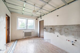 Částečně rekonstruovaný rodinný dům se zahradou a garáží v z - 6