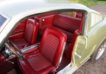 Ford Mustang Fastback - 6