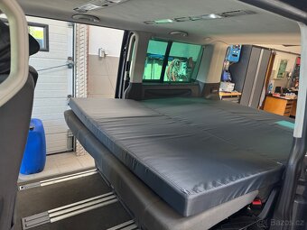 Lůžková úprava VW T5/T6 Multivan konzoly s deskou vč matrace - 6