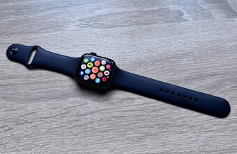 Apple Watch SE 44mm GPS Temně inkoustová- pěkný stav. - 6