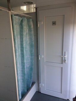 Pojízdna maringotka ze sprchami a WC. - 6