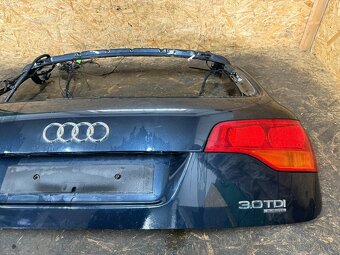 ČÁSTEČNĚ NASTROJENÉ PÁTÉ DVEŘE KUFRU AUDI Q7 4L - 6