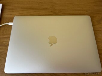 MacBook Pro 13” 2018 Touch Bar stříbrný - 6