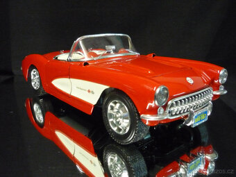 Chevrolet Corvette 1957 červený Bburago 1/18 - 6