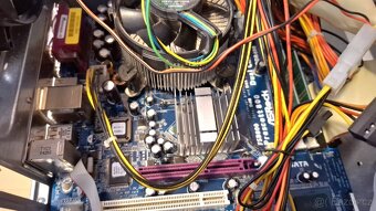 2x PC skříň se zdrojem + monitor Hp - 6