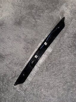 Lišta zadních vrat pro SPZ VW T5 - 6