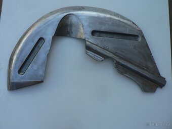 Vnitřní část zadního podběhu Tatra 603 - 6