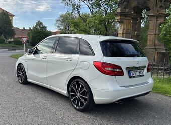 Mercedes - Benz B 180, Edition Black & White, atraktivní vůz - 6