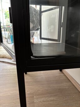Černá vitrína - 6