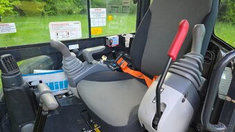 Prodám bagr Hitachi ZX26U-6, rok 2024, hydraulický upínač - 6