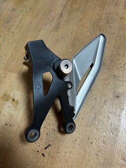 Držák + kryt stupačky pro Triumph Street Triple 765 RS - 6