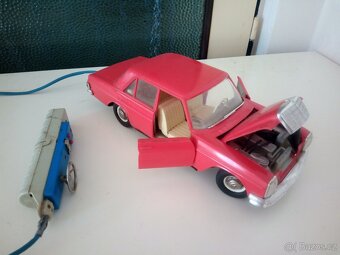 STARÁ HRAČKA NA BOWDEN S OVLADAČEM MERCEDES - 6