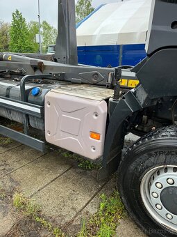 Hákový nosič kontejneru Renault 6 × 6 - 6