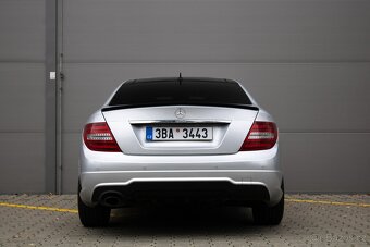 Krásný Mercedes-Benz C 250 Coupé s benzínovým motorem - 6
