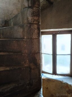 Zámecké opukové točité schodiště - 6