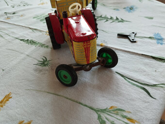 Staré hračky,plechový traktor Zetor 25 KDN na klíček 70.léta - 6