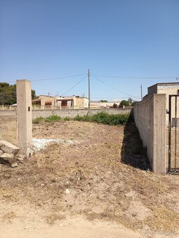 Krásný obezděný pozemek cca 600 m² jen 600 m od pláže na jih - 6