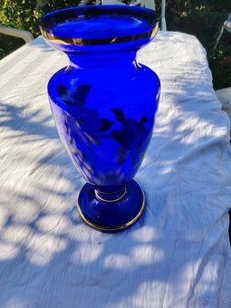 Modrá skleněná váza s květinami a pozlacením - 6