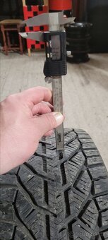 Zimní pneu 215/45 r17 - 6