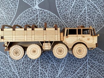 Nový dřevěný model Tatra 813 8x8 KOLOS s přívěsem P-50 N - 6