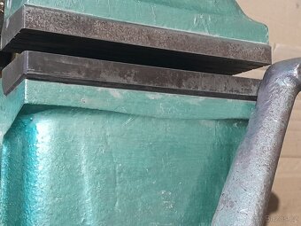 Otočný sklopný strojní svěrák 200mm - 6