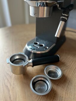 Kávovar DeLonghi Dedica Espresso EC 685.BK - 6